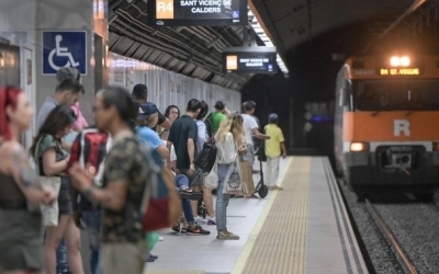 Viatgers esperant el tren en una andana de la R4 de Rodalies