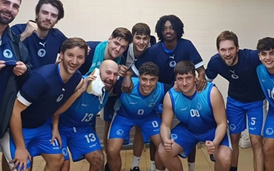 Els jugadors del Club celebrant la victòria | @cnsbasquet