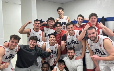 Foto dels jugadors celebrant la victòria al vestidor |@CESantnicolau