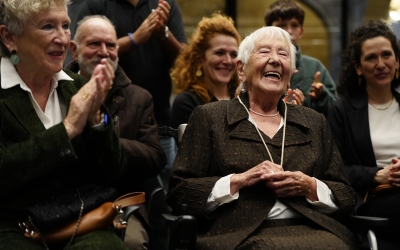 Teresa Cunillé, rebent la Medalla Centenària de la Generalitat