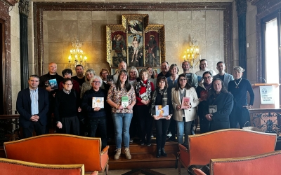 Fotografia de família en la presentació dels actes de Sant Jordi | Mireia Sans