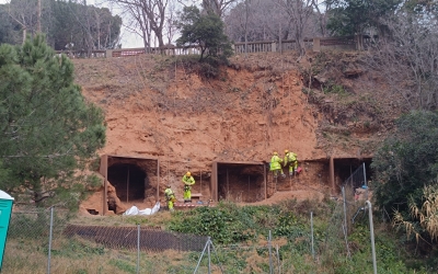 Els operaris han començat els treballs per assegurar el talús de Sant Oleguer