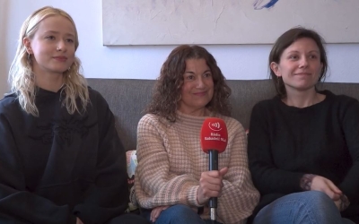 La Veronica, l'Anna i la Flavia de Refugees Welcome durant l'entrevista 