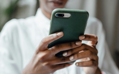 Una persona amb un telèfon mòbil a les mans