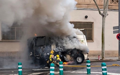 Dos bombers miren d'apagar el foc del vehicle aquest matí | Roger Benet