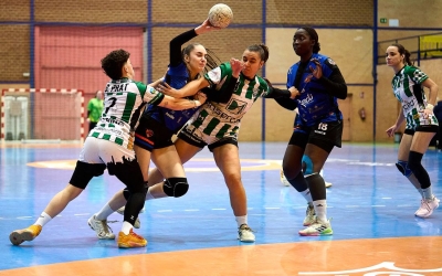 Les gracienques en una acció defensiva davant l'Handbol Onda | Èric Altimis