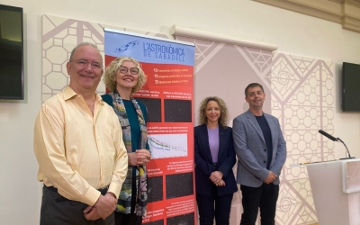 Representants de l'agrupació astronòmica amb Carles de la Rosa (regidor de Cultura) i Katia Botta (regidora de turisme) a la sala de premsa de l'Ajuntament de Sabadell