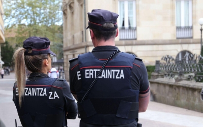 Agents de l'Ertzaintza d'esquenes | Cedida