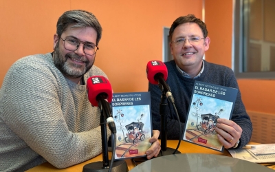 Albert Beorlegui i Xavi Bundó amb el llibre 'El basar de les sorpreses' | Cedida