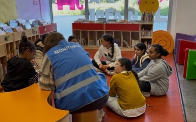 Nens fent activitats amb una monitora en un dels Espais Cangur