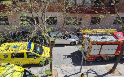 Dotacions dels Bombers i del SEM al carrer Blasco de Garay