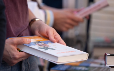 Llibre del Roc Casagran durant Sant Jordi