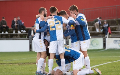 Pinya arlequinada després del gol de Miguelete al Municipal d'Olot | Roger Benet