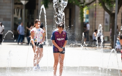 Infants jugant amb les fonts de la plaça Sant Roc | Roger Benet