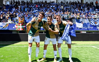 Ton Ripoll, Rubén Martínez i Sergio Cortés a Ipurua amb l'afició arlequinada | CES