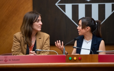 L'alcaldessa Marta Farrés i la consellera Núria Montserrat a la Sala de Plens | Roger Benet