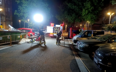 Els Bombers treballant per apuntalar l'edifici del carrer Prullans | Bombers