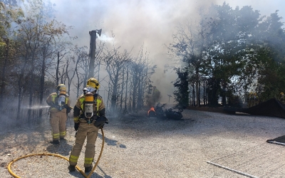 Els Bombers extingint el foc en la moto