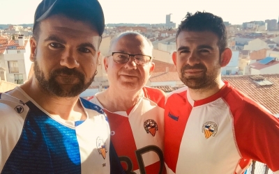 L'actor Pep Ambròs amb el seu pare i el seu germà, arlequinats de bressol | Cedida
