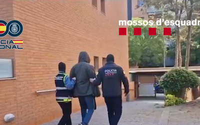 Els agents s'enduen un dels detinguts | Cedida