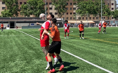 Carlos Raya, controlant la pilota en el derbi, va fer un gol per al Can Rull RT | Adrián Arroyo