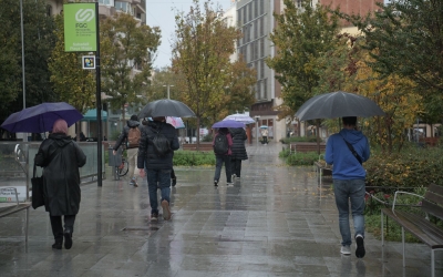 Plou al passeig, dia grisot