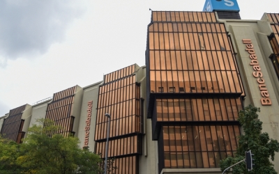 L'edifici de Banc Sabadell a la plaça Catalunya | Arxiu