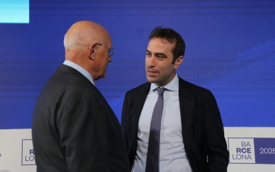 El president del Banc Sabadell, Josep Oliu, parlant amb el ministre d'Economia, Carlos Cuerpo | ACN