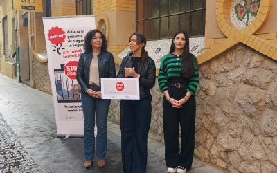 Marta Farrés, al centre, acompanyada per la tinenta d'alcaldessa Montse González i la regidora Sílvia García