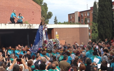 Els membres de la germandat treuen la Verge de la Fuensanta de l'església del Sagrat Cor | Júlia Ramon