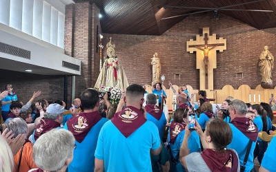 Els portants de la Fuensanta adulant la Verge | Mireia Sans