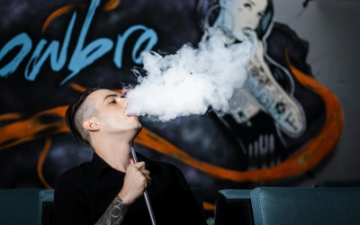 Un jove fumant amb una cigarreta electrònica | Dima Valkov (Pexels)