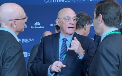 Josep Oliu (BS) conversant amb el president del BBVA, Carlos Torres