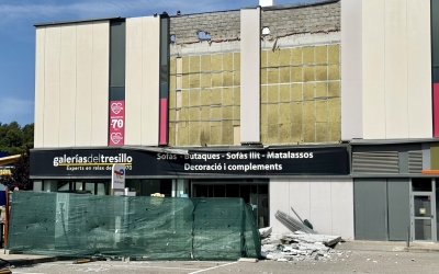 La façana de l'edifici sinistrat amb les restes de la placa de formigó a terra | Albert Segura (ACN)