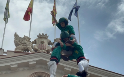 L'enxaneta amb l'Ajuntament de fons