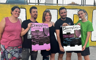 Membres de la Comissió de Festes Populars amb el cartell 