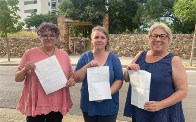 La Nani, la Mar i la Roser amb els papers de la seva renúncia