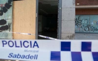 Una cinta de la Policia Municipal durant un desallotjament | Roger Benet