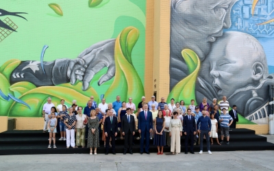 Les autoritats davant el mural de Badia