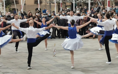 La Mirant al Cel ballant una sardana de punts lliures | Arxiu
