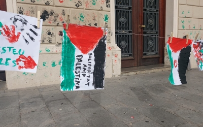 Diversos infants han estampat les seves mans amb els colors de la bandera de Palestina 