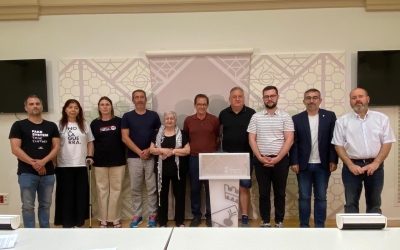 Representants polítics amb membres del Comitè per la Pau, contra el Guerra i el Genocidi