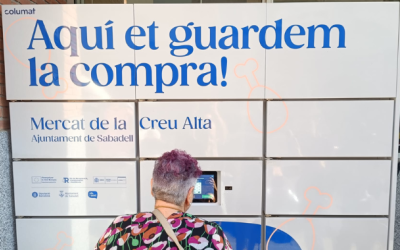 Una clienta recollint la comanda a les noves neveres | RàdioSabadell