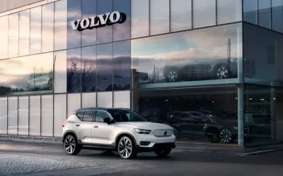 Imatge d'un Volvo a la porta d'un concessionari