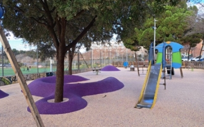 Jocs infantils en una plaça