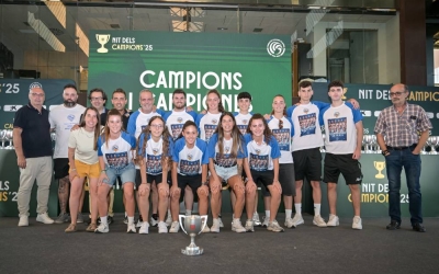 El Valero Sabadell recollint el trofeu de campió de lliga | FCF