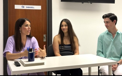 Jimena Vallejos, al centre, i Álvaro Odoño en la presa de possessió | Cedida