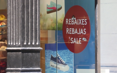 Un cartell de Rebaixes a una botiga | ACN
