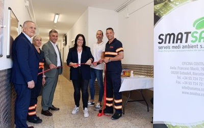 Eugenio Díaz i Mar Molina tallant la cinta d'inauguració del nou local
