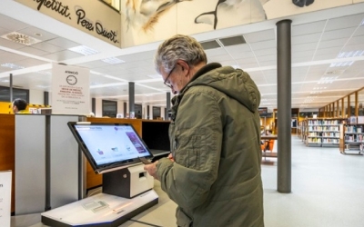 Un usuari a l'interior de la Biblioteca Vapor Badia | Cedida